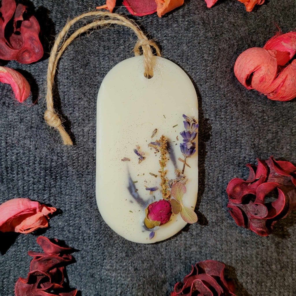 Zawieszki do szafy zdobione suszonymi kwiatami z wosku sojowego