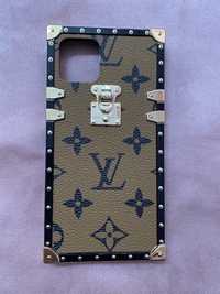 LV Capa iPhone 11 Pro - camel com letras pretas (nova)