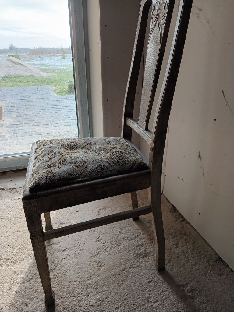 Stare krzesło dębowe