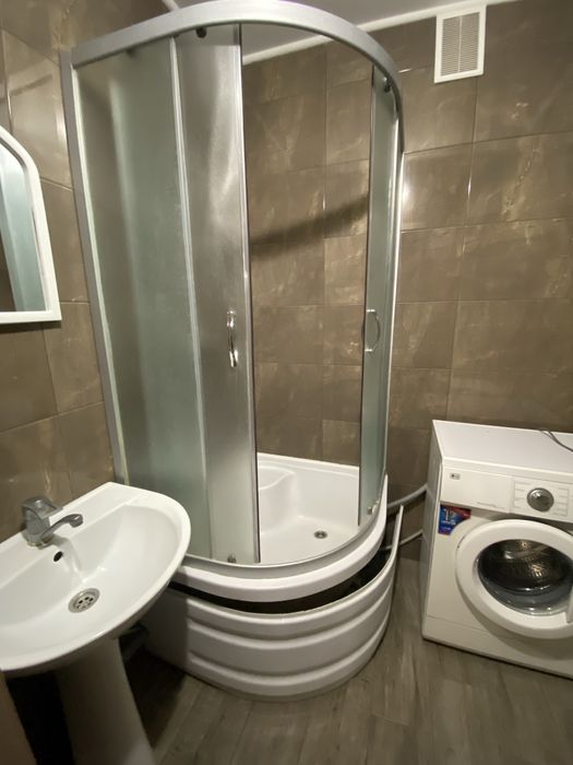 Центр! Трикімнатна покращеного планування з ремонтом. Сертифікат.