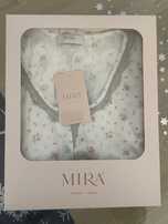 Camiseiro branco com padrão floral