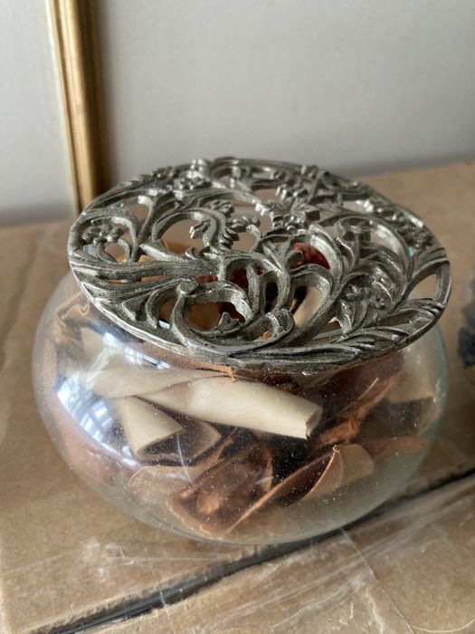 Recipientes em vidro e metal para pot pourrie