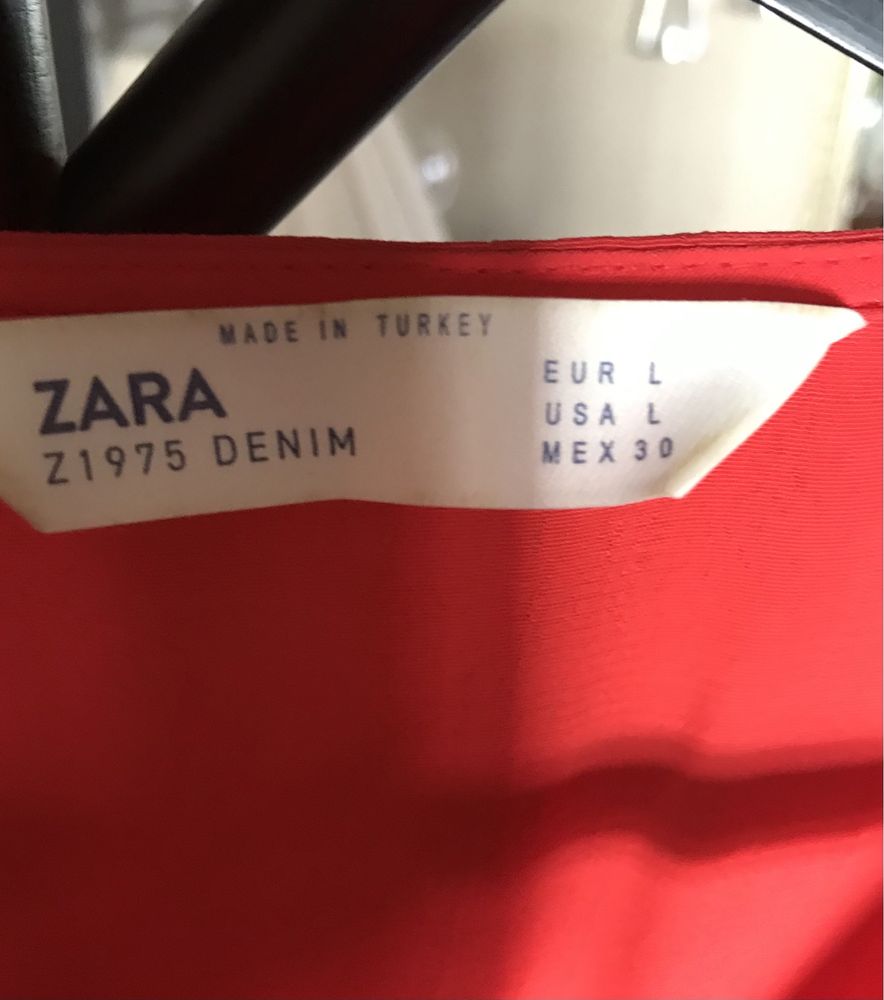 Vestido Zara com favo na cintura.
