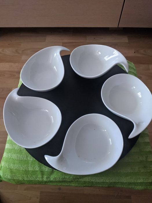 Менажница на деревянной подставке.