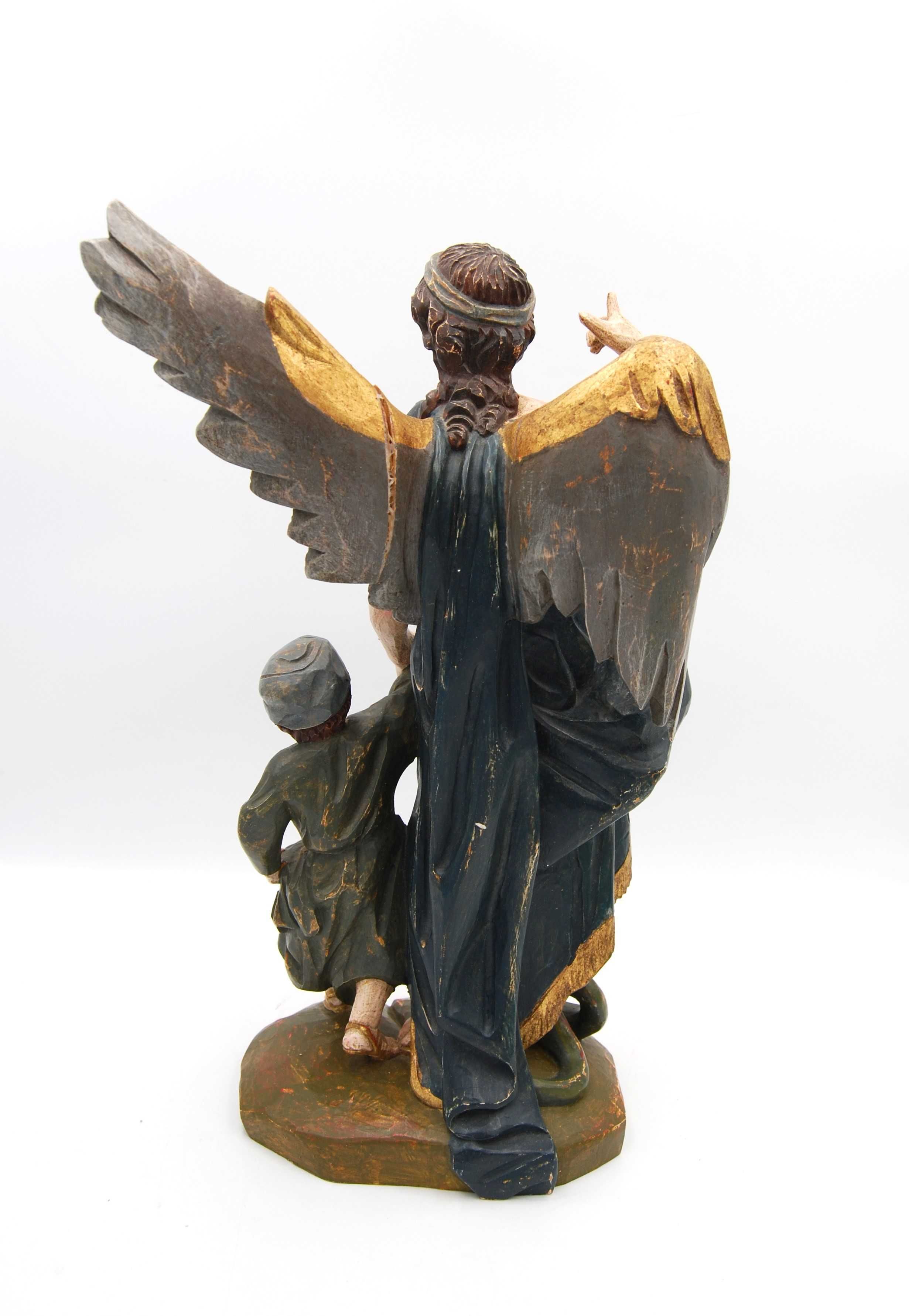 Piękna drewniana rzeźba anioła stróża z dzieckiem