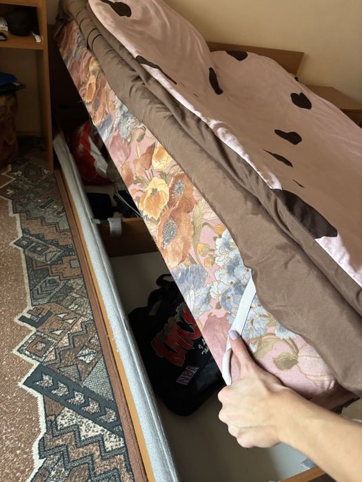 Ліжко, шафа, туалетний столик, дві приліжкові тумбочки