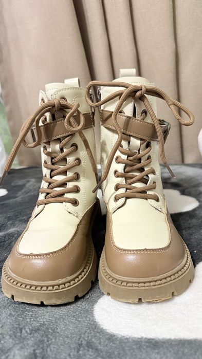 Продаж взуття для дівчинки