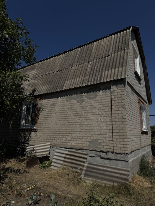 Продається будинок з 3 кімнатами, літнею кухнею і землею