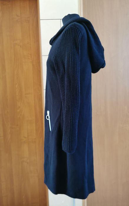 Długi kardigan sweter czarny z ozdobnymi zamkami