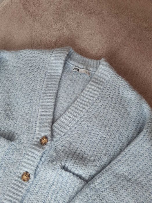 Kardigan Zara w kolorze niebieskim.