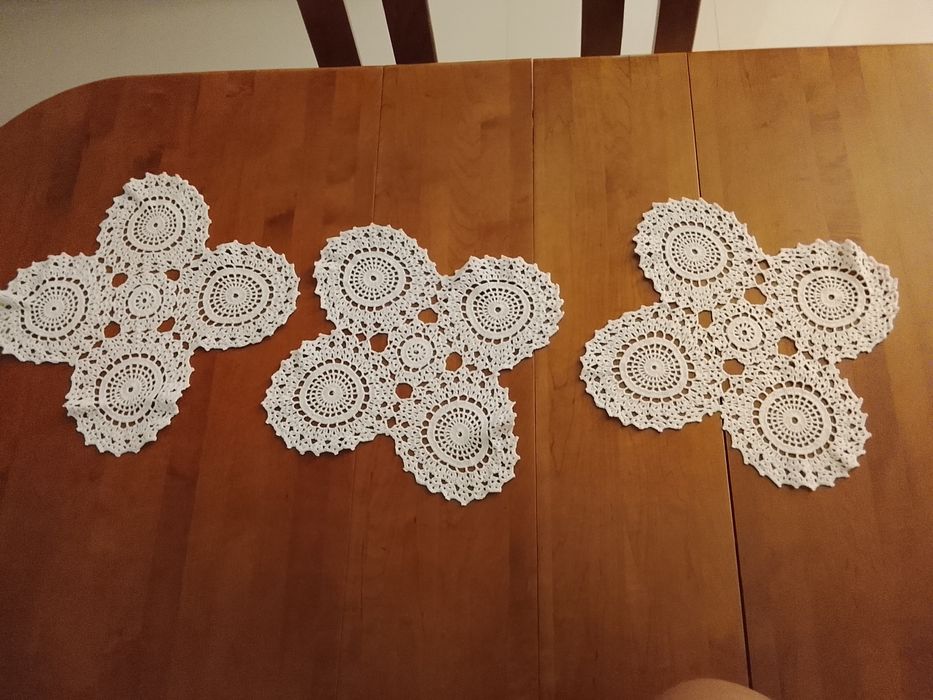 Conjunto de três naperons em crochê feitos á mão