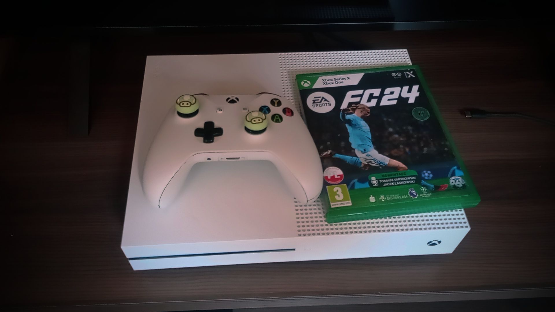 Xbox one s 1Tb  pad +fc24