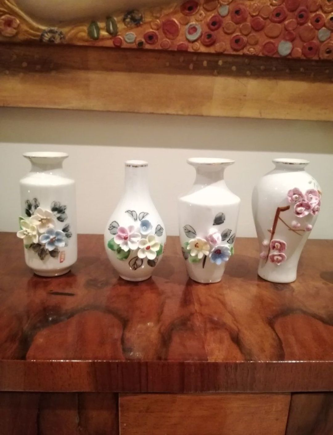 Bibelots 4 pequenas jarras porcelana com flores em relevo