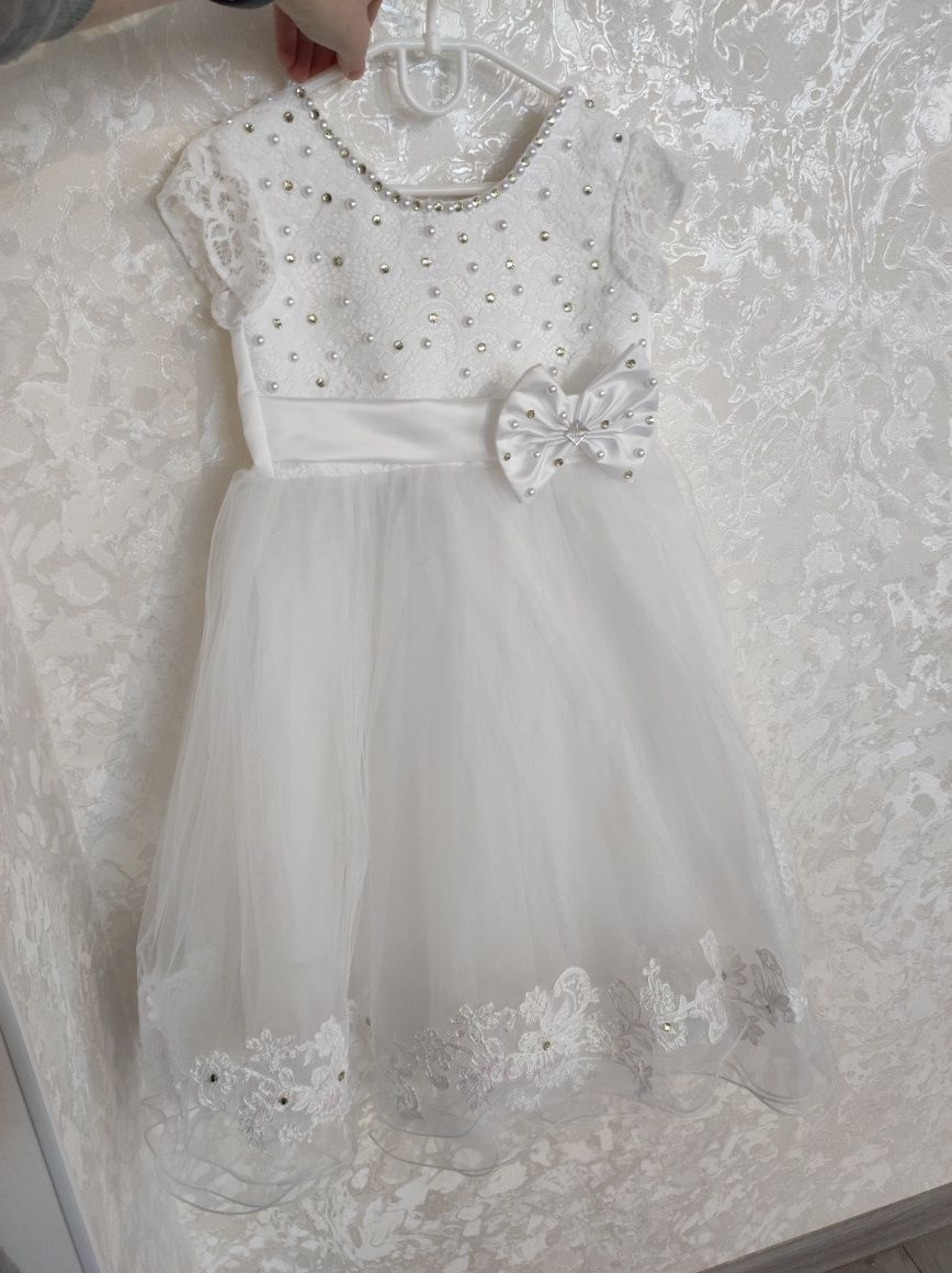 Нарядное белое платье