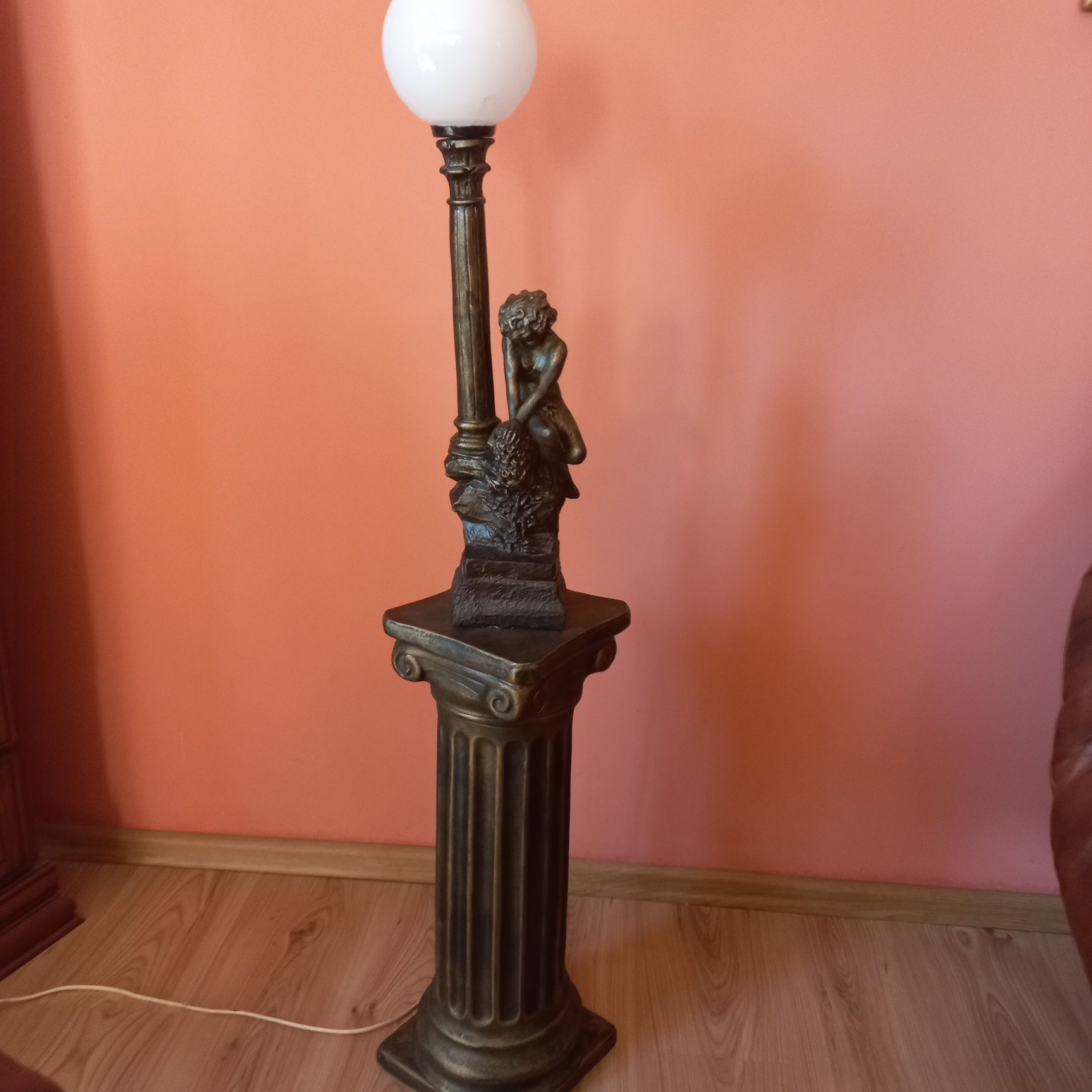 Śliczna lampa stojąca