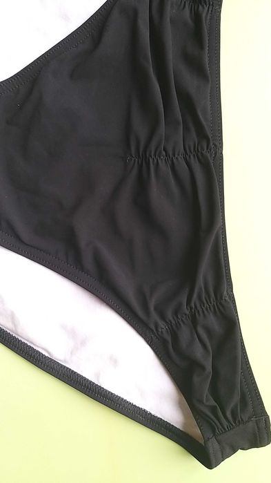 Раздельный черный купальник бандо со стразами