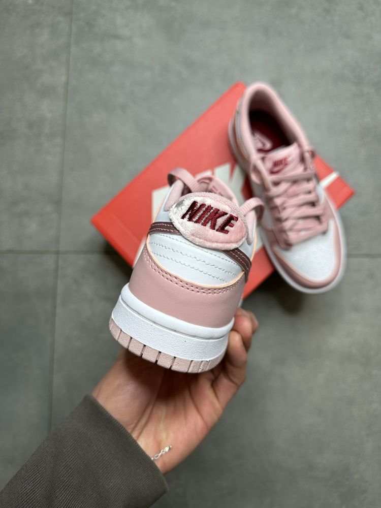Оригінальні жіночі кросівки Nike Dunk Low Pink Velvet (GS)