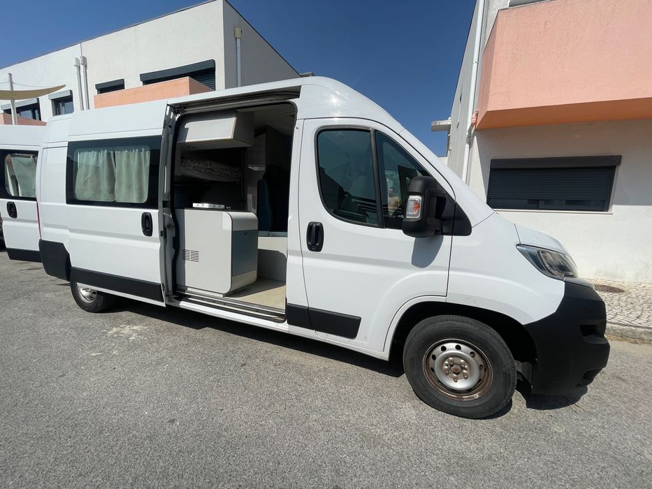 Autocaravana com duas camas de casal e WC