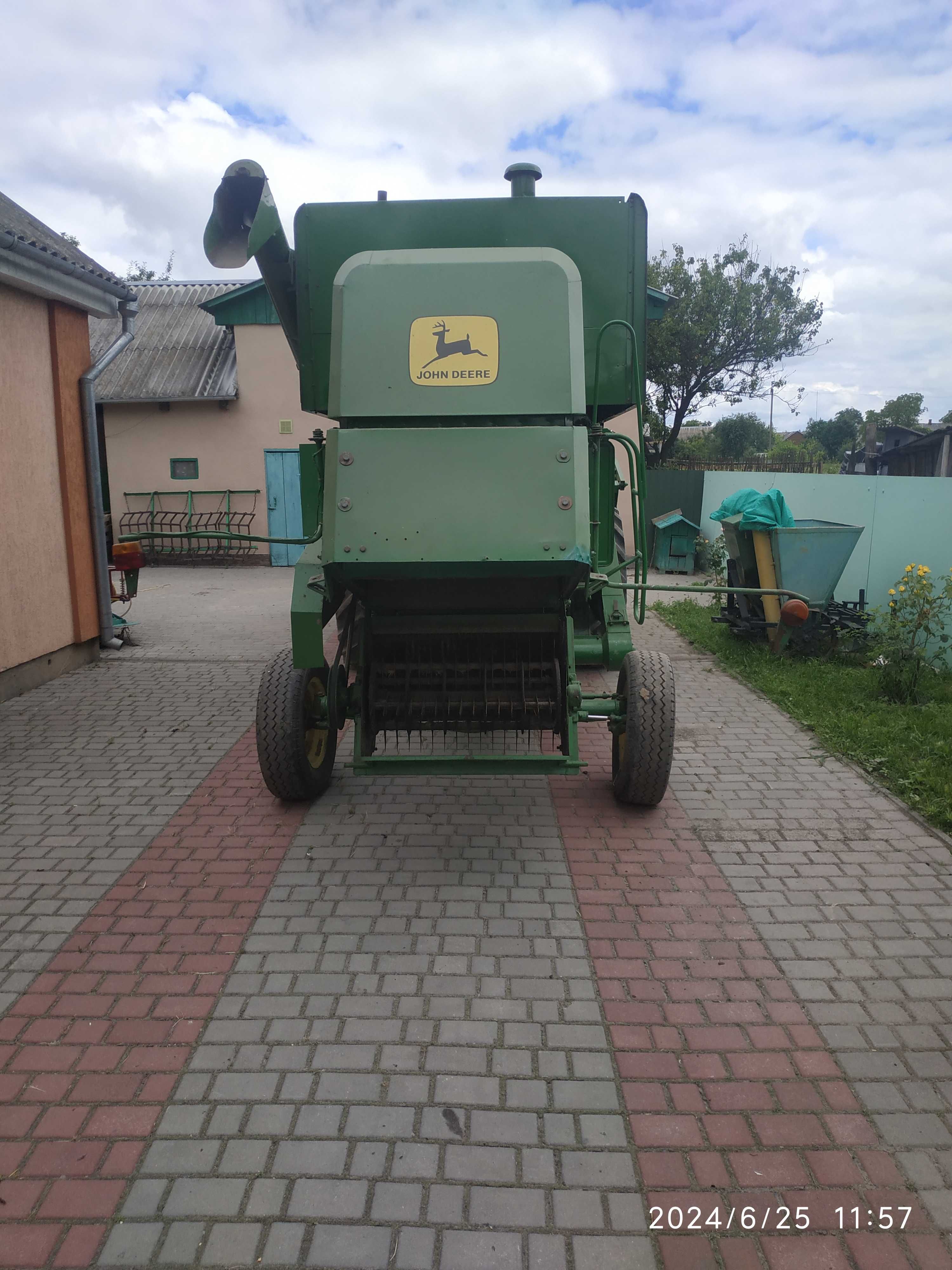 Продам зерновий комбайн  John Deere 930 з січкарнею в гарному стані.