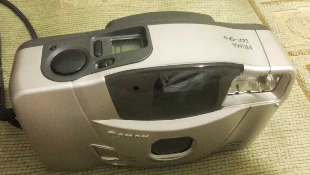 Kompaktowy aparat Canon typu „wyceluj i zrób zdjęcie” na kliszę 35mm