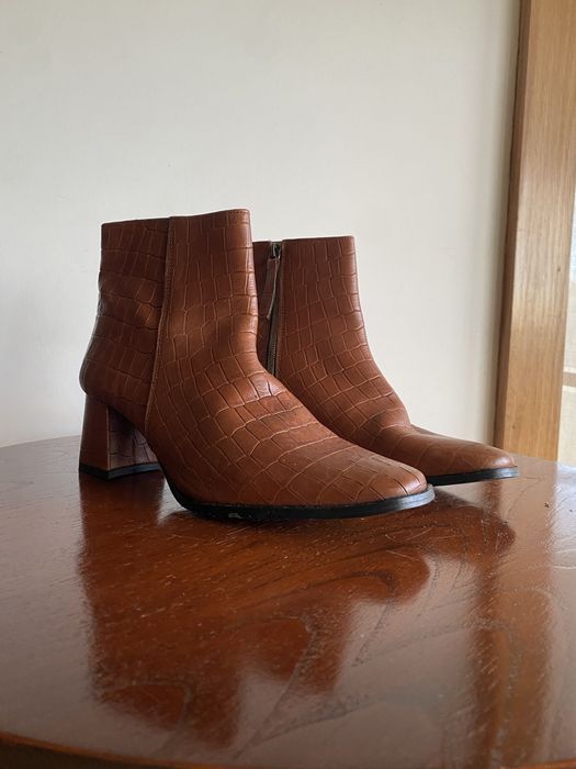 Botins castanhos da Barros