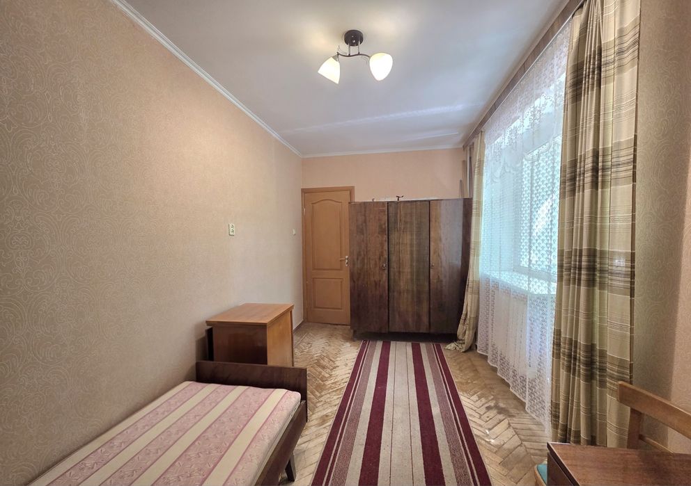 Продається 2 -кімнатна квартира по вул Сенчева.