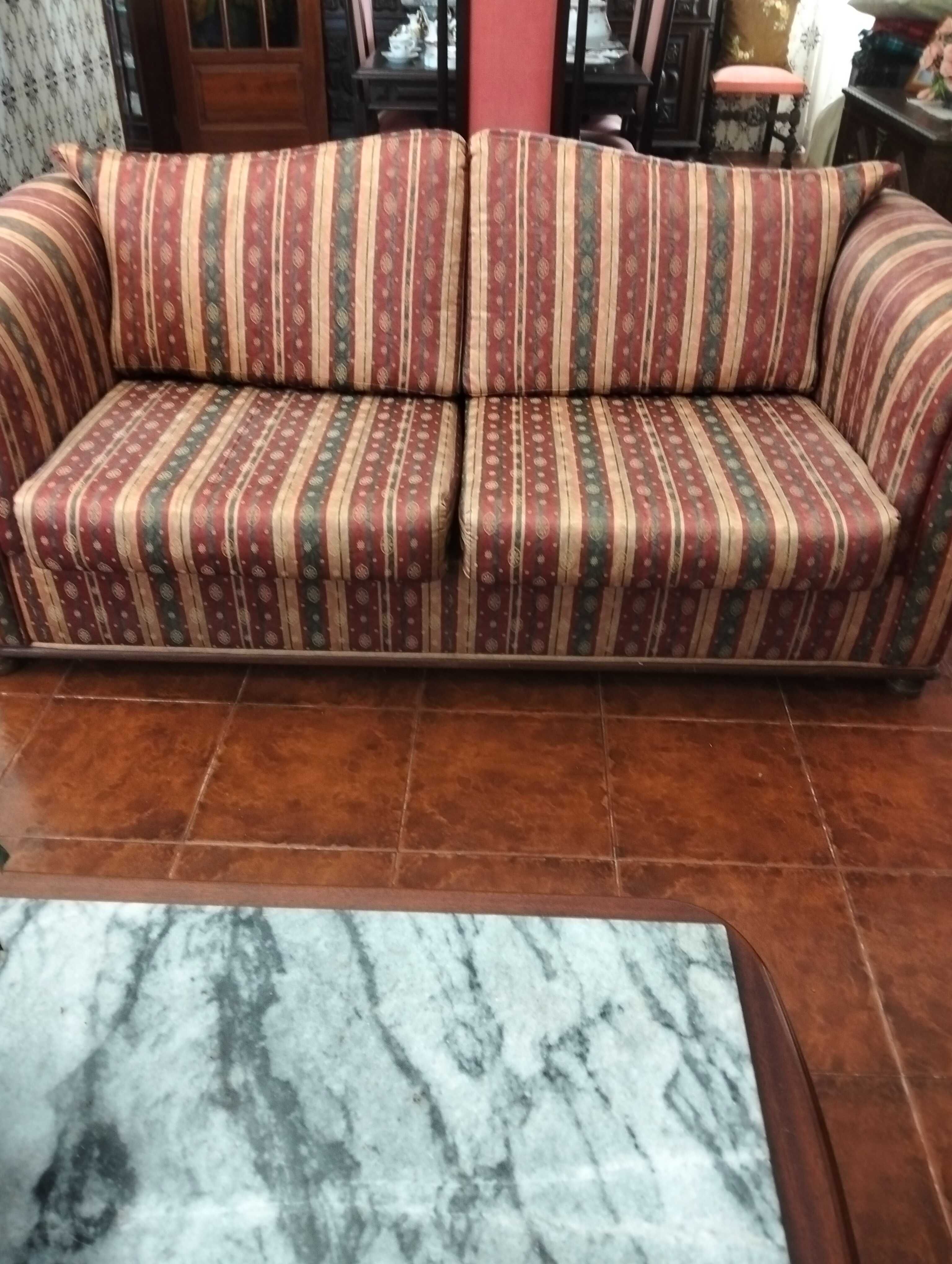 Conjunto de sofá cama e dois canapés