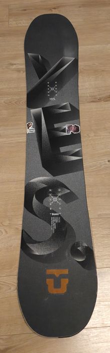 Deska snowboard Yes Basic 159W all mountain freestyle trzyma na lodzie