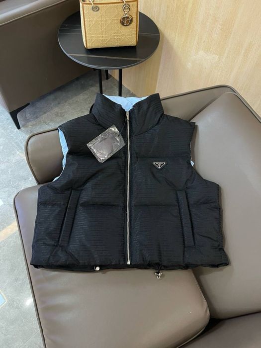Жилетка prada безрукавка
