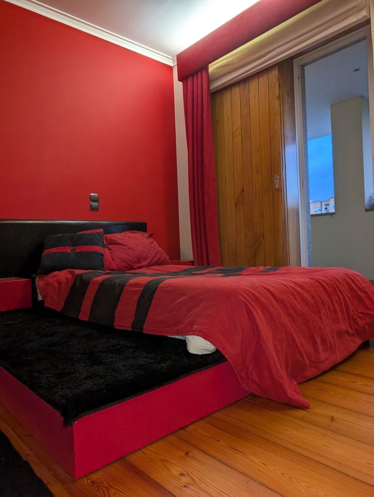 Cama e mesa cabeceira