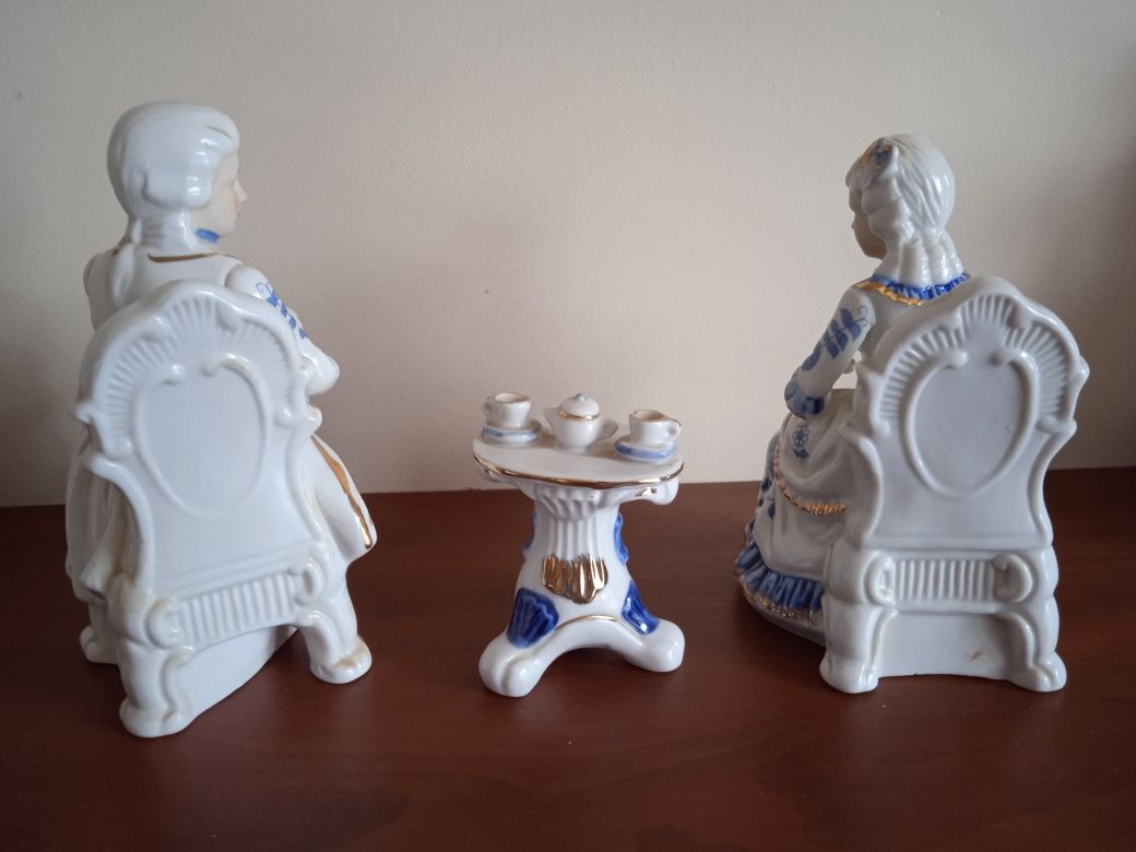 Porcelanowe figurki wiktoriańskiej pary przy herbacie