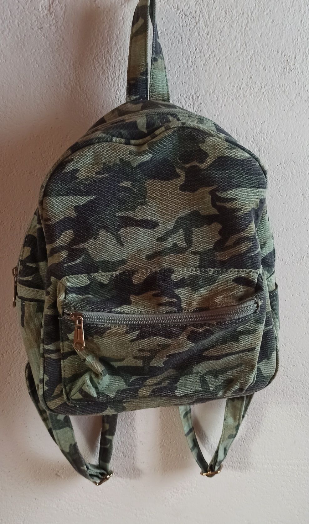 Mini mochila com padrão camo