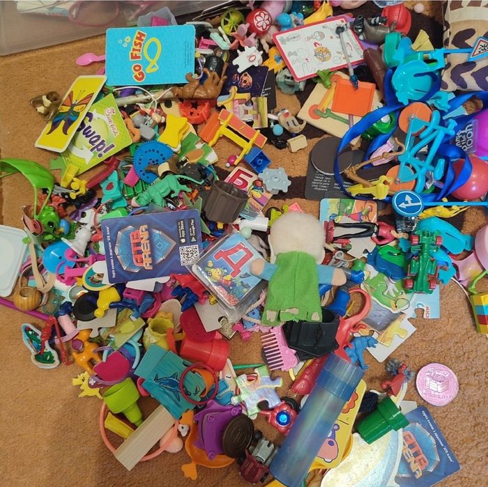 Одяг та взуття, іграшки