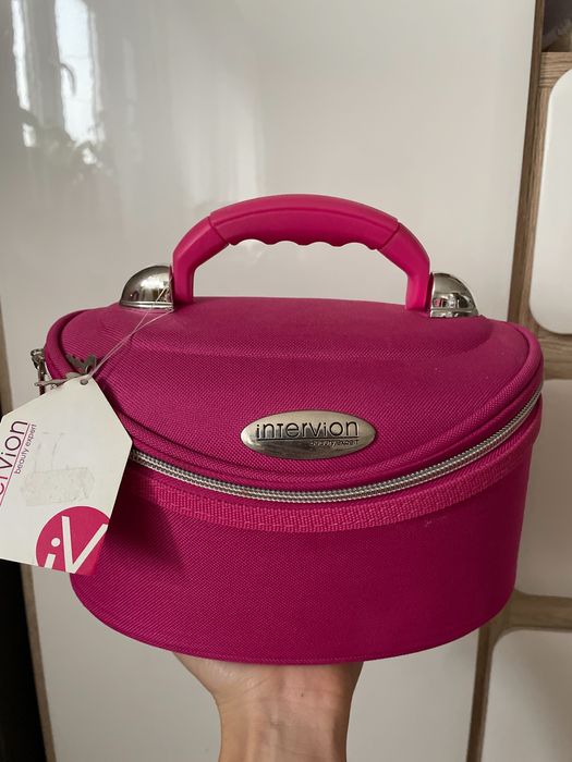 Kosmetyczka kuferek intervion kluczyki zamykana lusterko w środku.