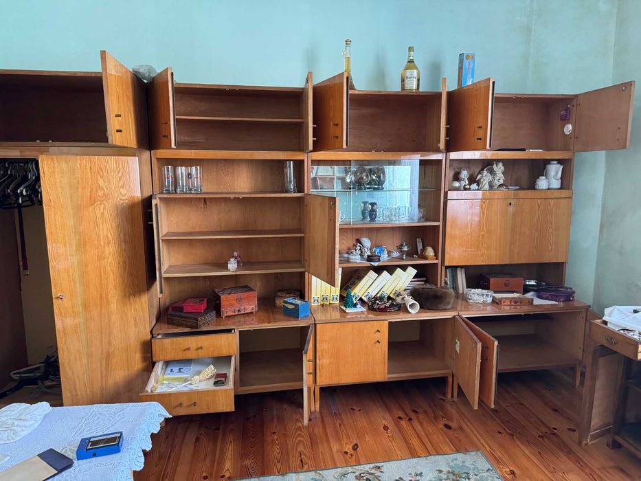 Meble z epoki PRL, kredens, komoda, stół, krzesła, fotele, żyrandole