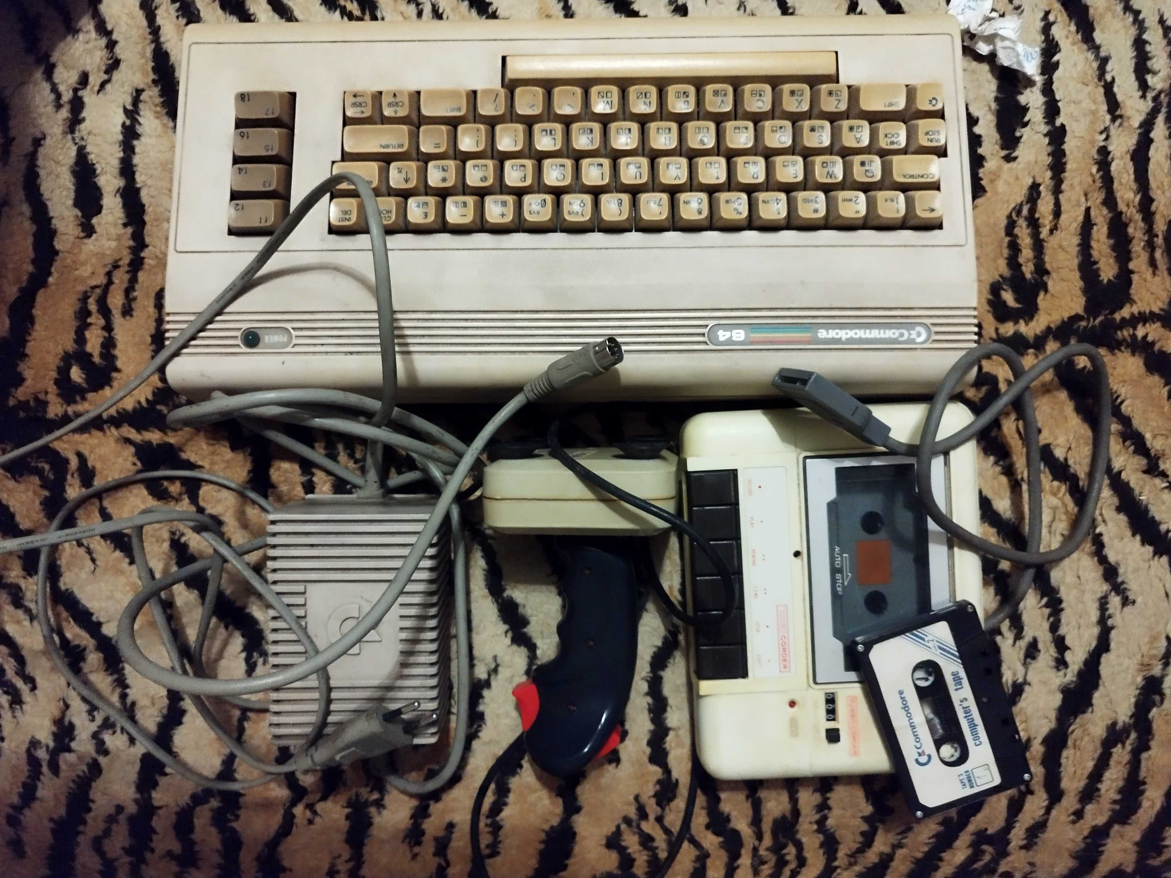 COMODORE 64 +kaseta+zasilacz+magnetofon i joystick