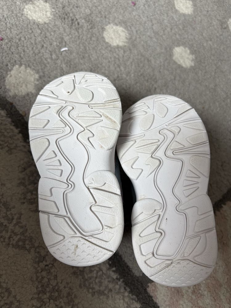 Buty sportowe Reserved r 22/23