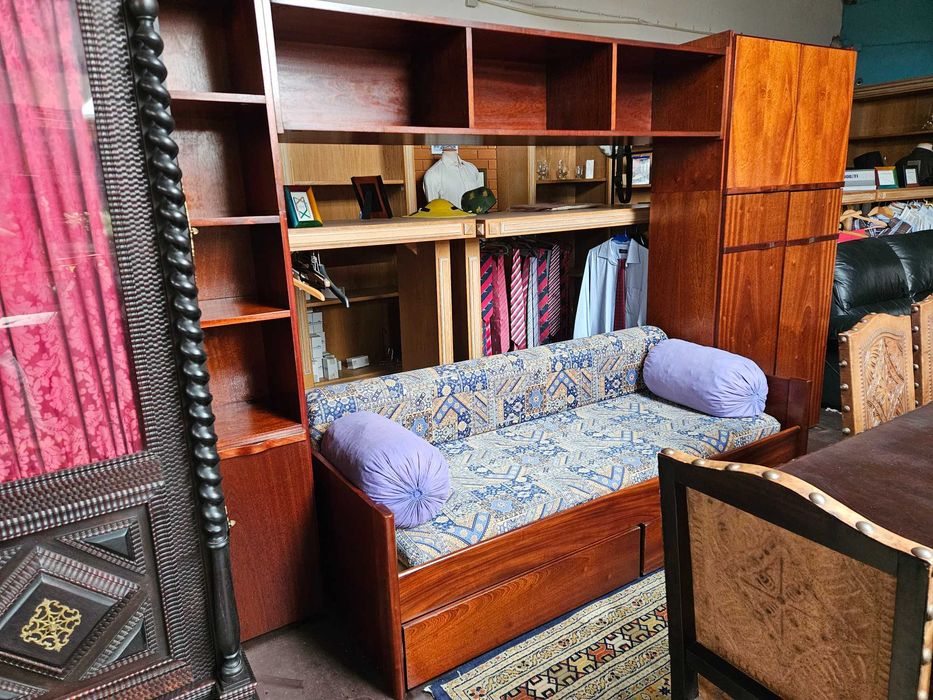 Cama estúdio em madeira com roupeiro - Muito bom estad