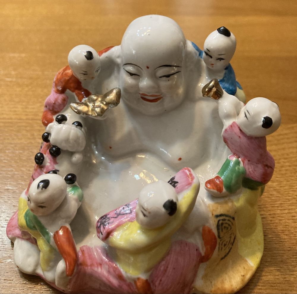 Buda da fertilidade em porcelana