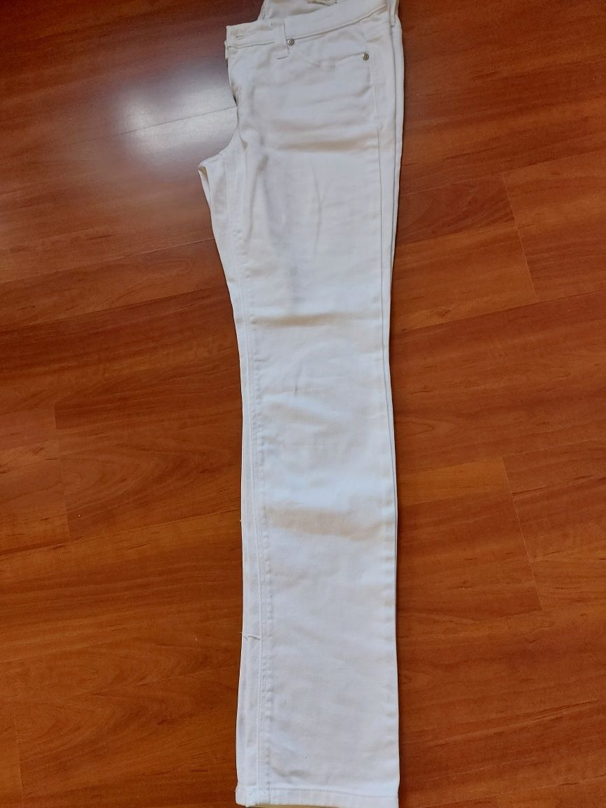 spodnie białe jeansy