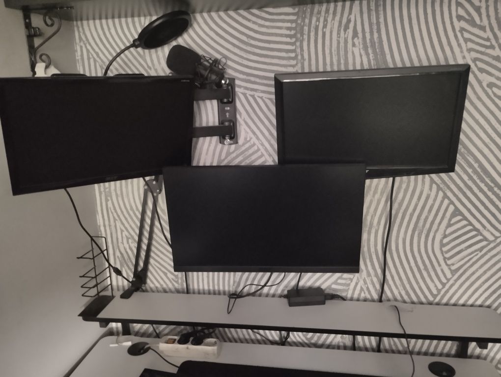 Komputer gamingowy z monitor i biurkiem