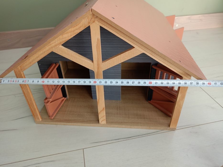 Duża stajnia dla koni