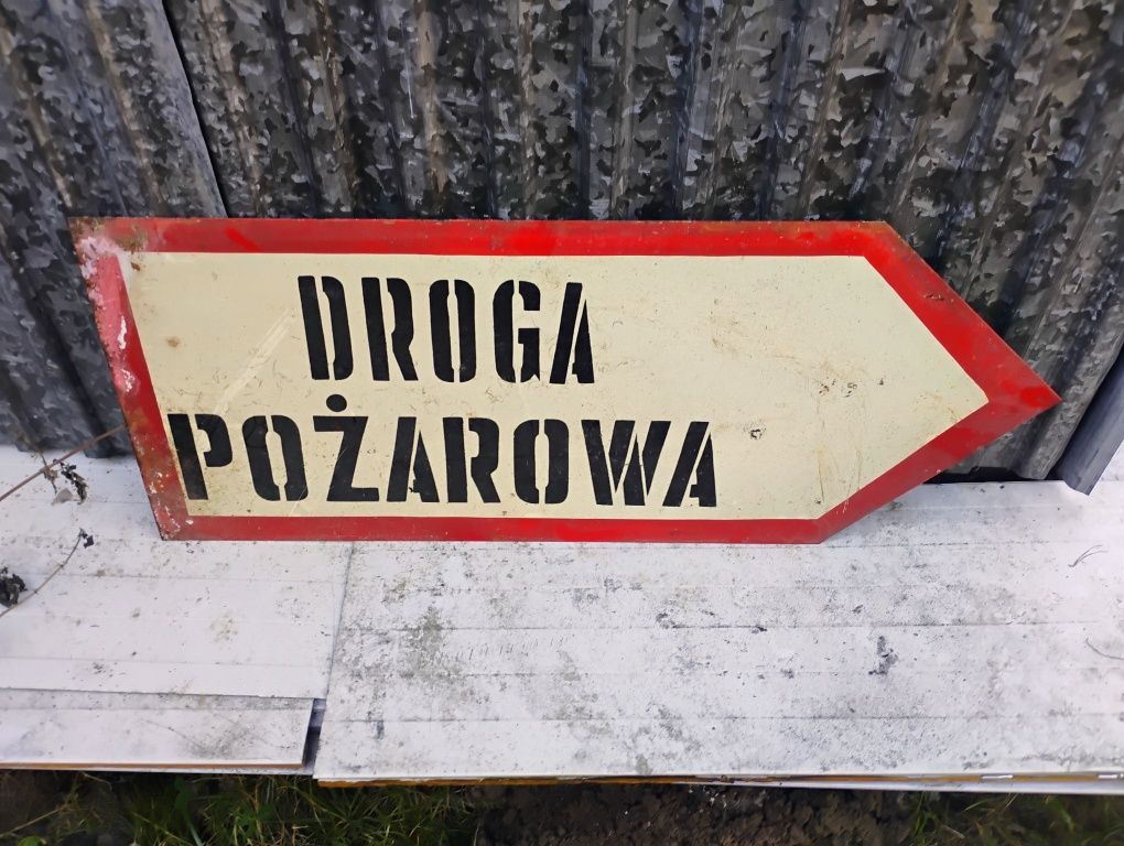 Stare tablice informacyjne z czasów PRL