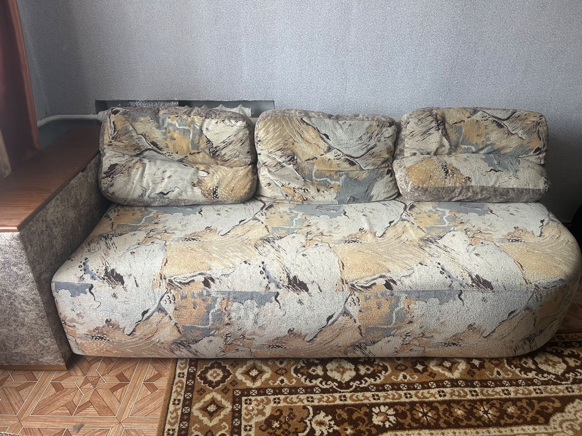 Продам диван вживаний