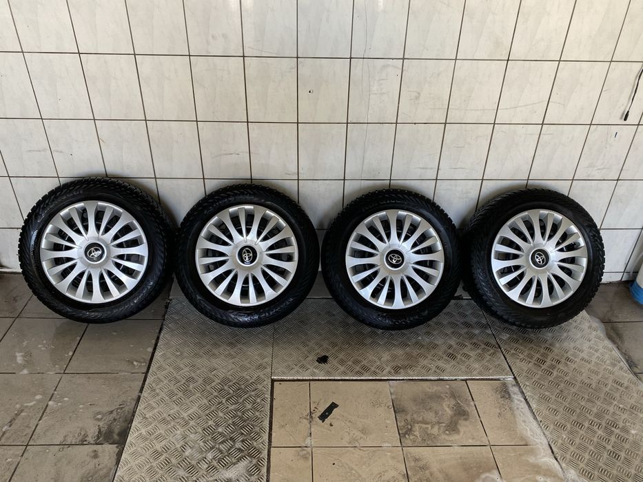 Kompletne kola zimowe Toyota Yaris 15” ET 39 z oryginalnymi kolpakami