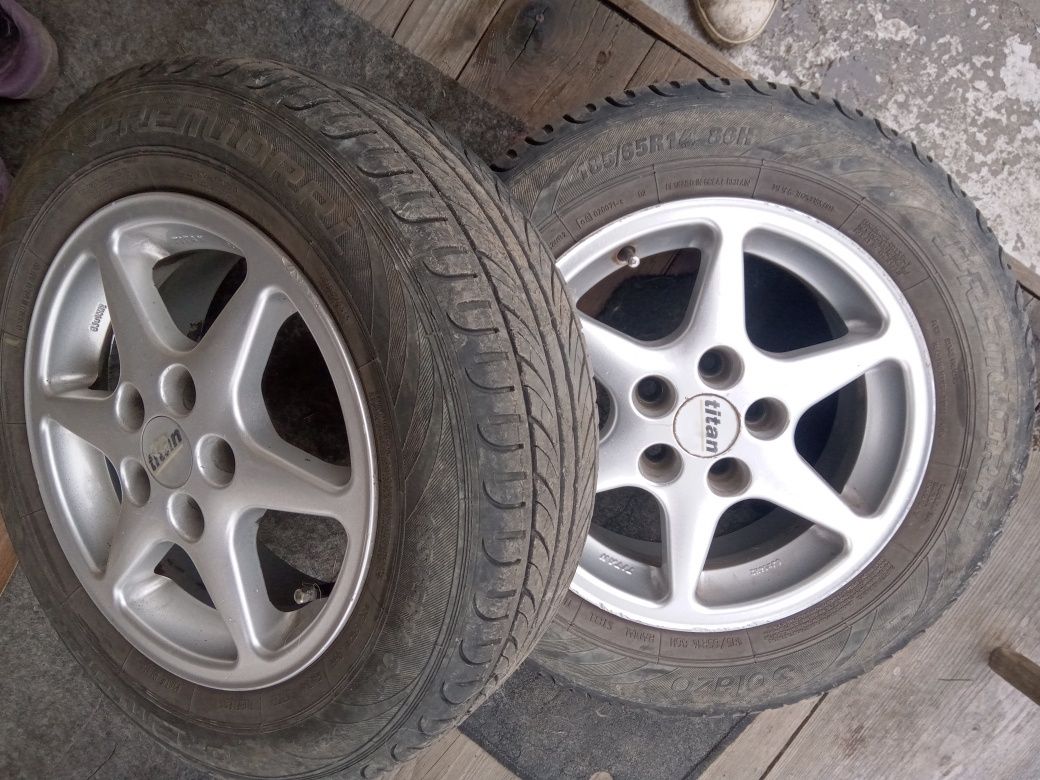 Продам комплект літніх шин на титанах.   5 на 100 R14 стояли на фабіїї