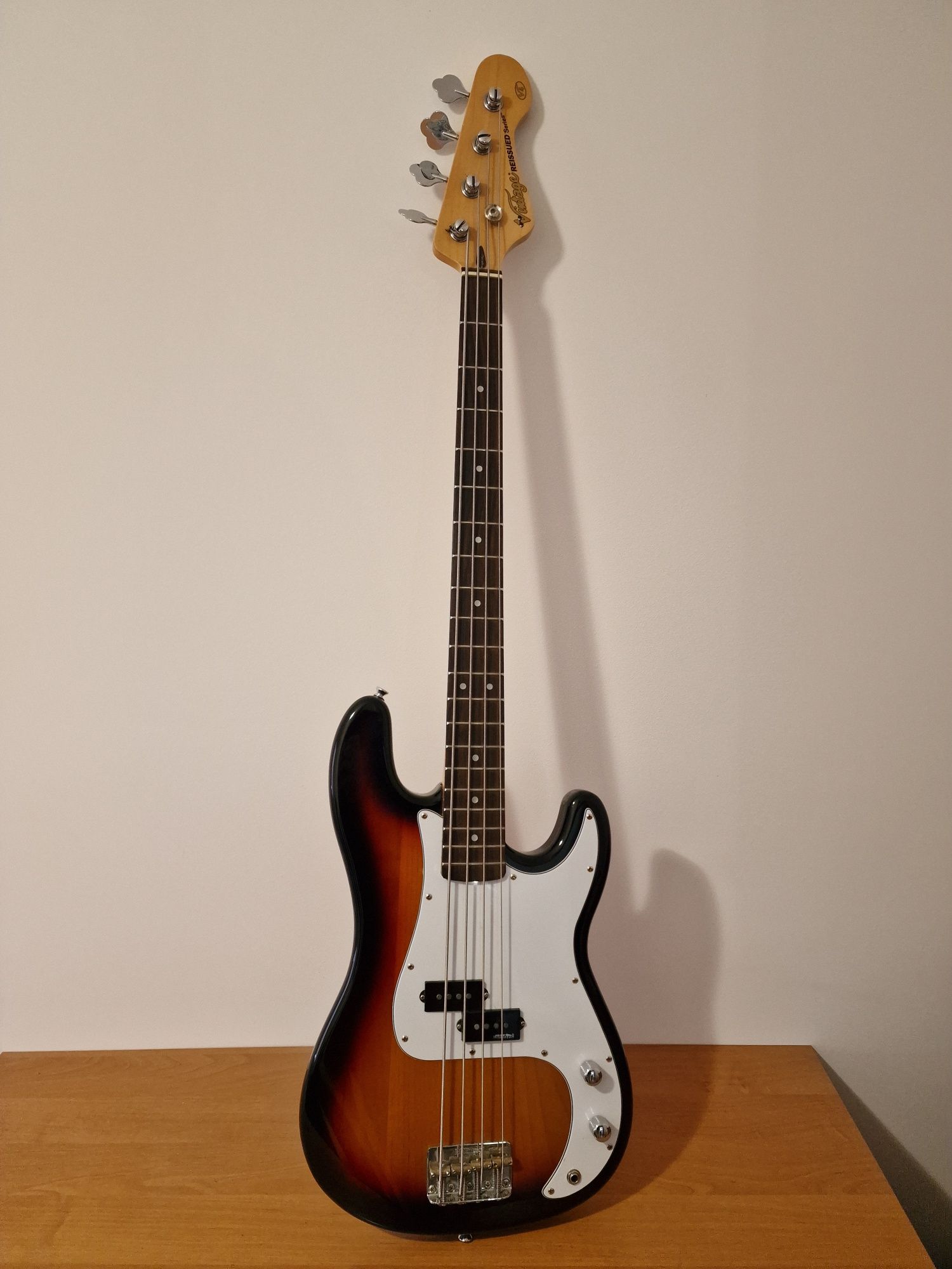 Gitara basowa ładny lakier Vintage Precision bass v4 Reissued series