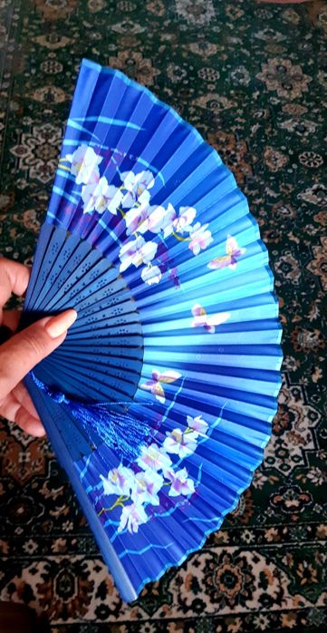 Чудові, яскраві  віяла.