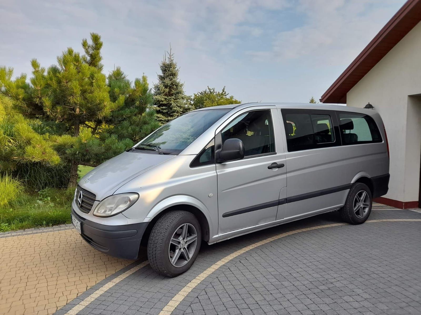 Wynajem busa 9 osobowego z hakiem Trafic Vito viano