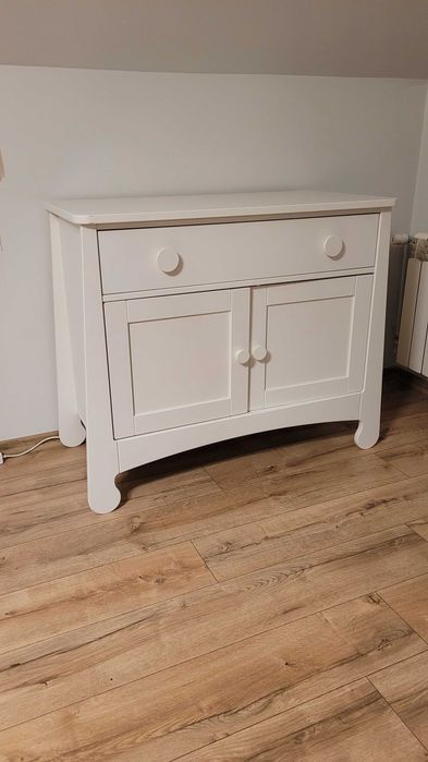 łóżeczko i komoda dla niemowlaka